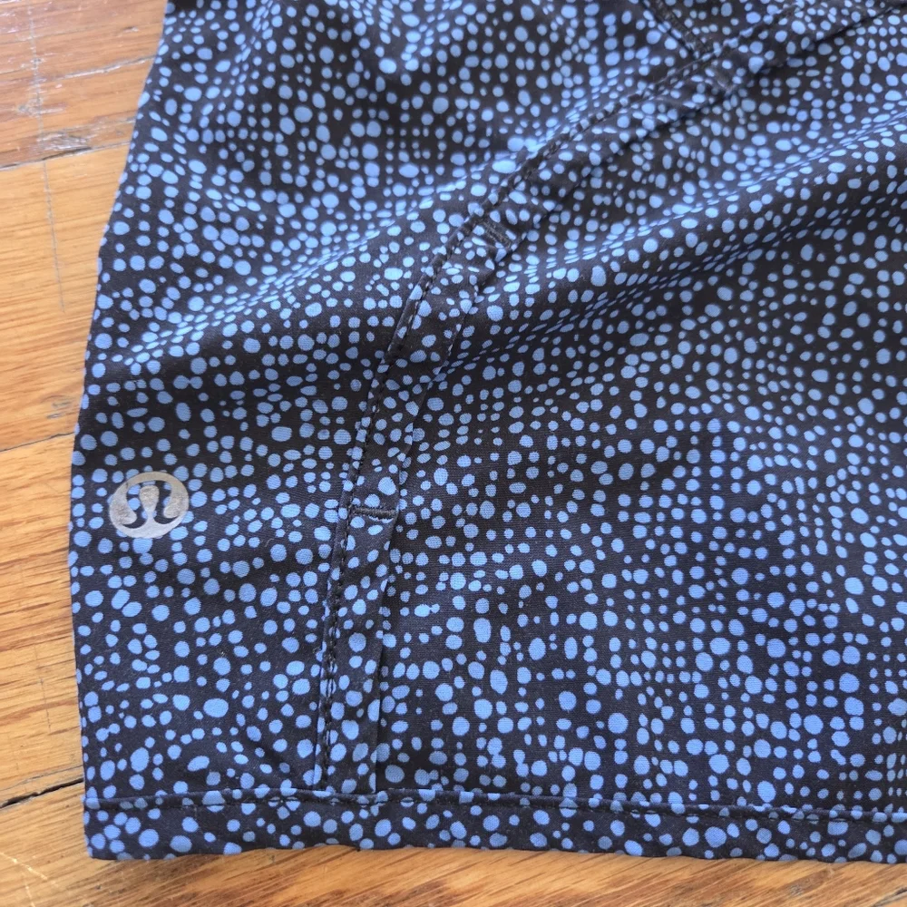 Lululemon Run Times Short‎ Size 8 Bubbles Pipe Dream Blue Black / Black Running